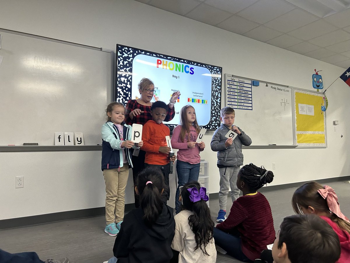 ShueFirstGrade's tweet photo. Monday Morning Phonics! Our first grade kids are growing! @HESPanthers @Belindagaston53 https://t.co/LTckuFwl2h