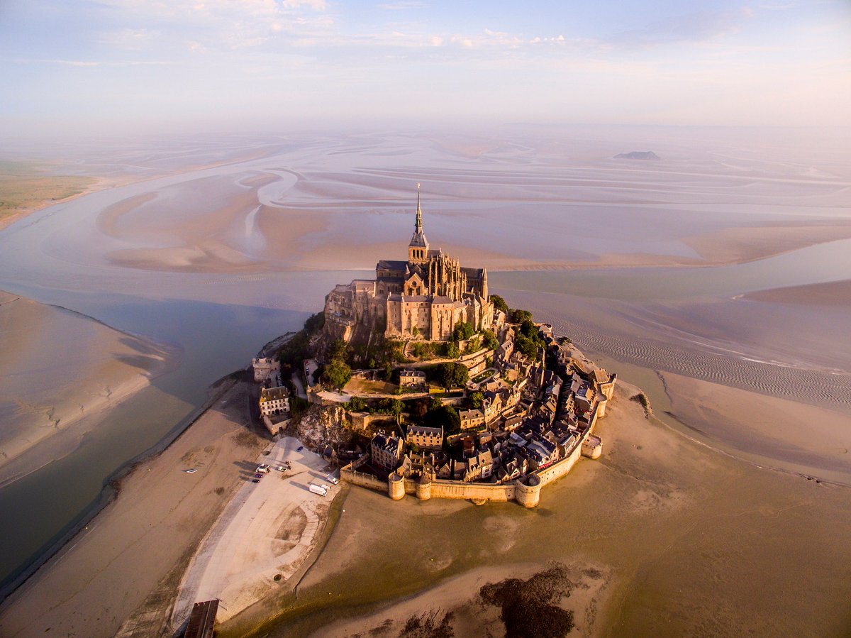 Esta imagen podría ser parte de una escena de película medieval, pero es tan real como la vida misma, y se esconde en la región de Normandía. Hoy amanecemos en Le Mont Saint-Michel, entre fortificaciones y rodeados de agua o tierra, a elección de la marea. 😮❤️ (📸 Getty Images)