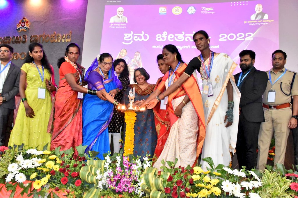 VBGRAMGKAR's tweet photo. #Gender_minorities who have availed the benefits of #MGNREGS were felicitated today in Bagalakote at the #Shrama_Chethana - 2022 event. 

ACS to Govt @readingkafka RD commissioner @shilpa_nag, gender minorities from various districts and other dignitaries were present.

#mgnregs https://t.co/EWpOf0kzcz