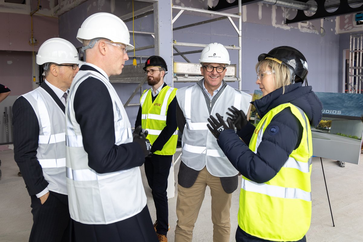AmazonNewsUK's tweet photo. Thank you @PinewoodStudios for hosting us and the Secretary of State for Digital, Culture, Media and Sport @michelledonelan to tour our new Studios space. We are so excited to be here and continue to invest in the world-leading UK creative industries. https://t.co/4qiVEOZjA6
