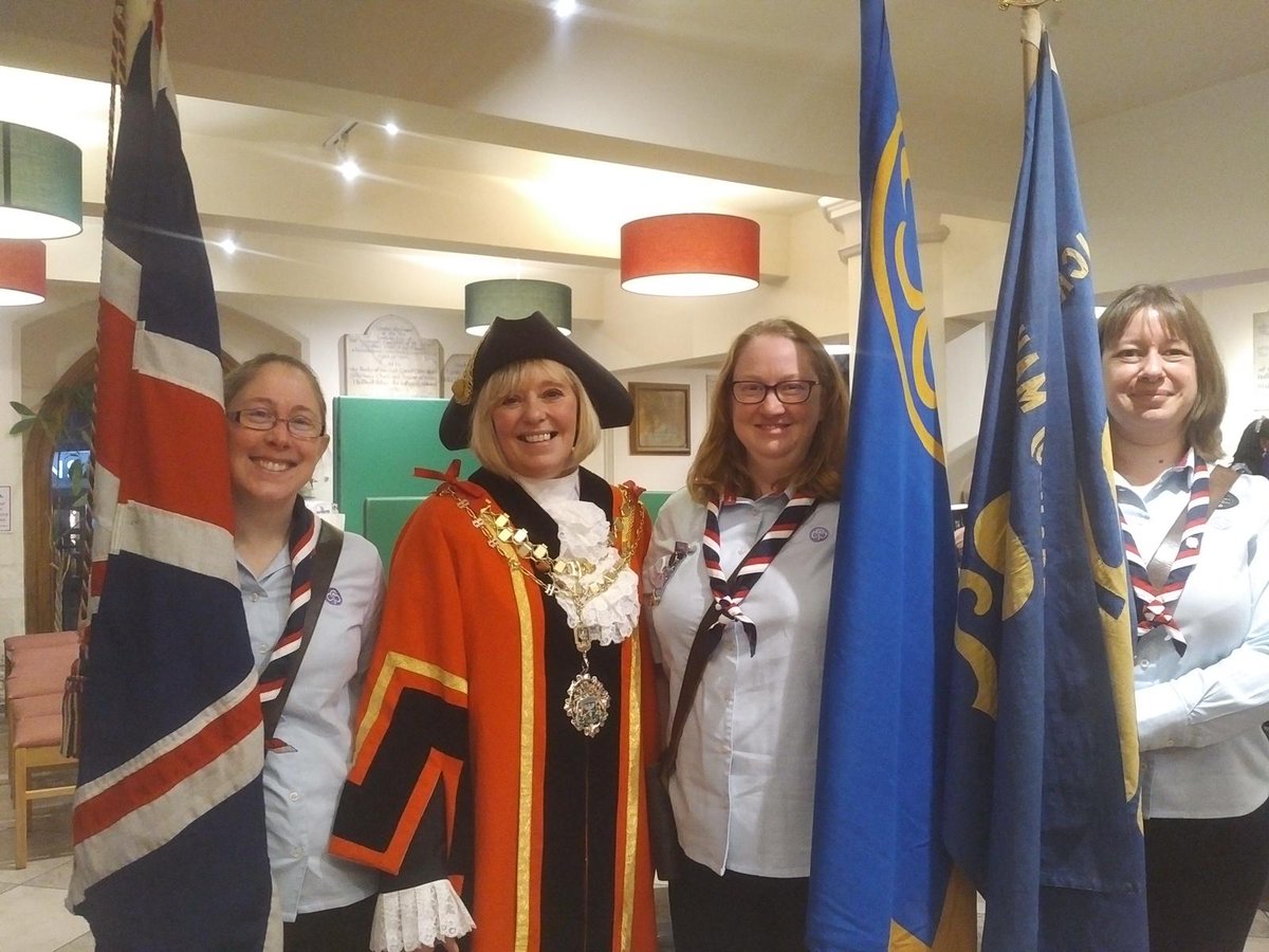 ggmiddxnw's tweet photo. Three leaders from our Uxbridge Division attended the Mayor of Hillingdon’s civic service yesterday afternoon, providing a Guard of Honour &amp; parade of colours during the service. Liz, Helen &amp; Hilary's participation were greatly appreciated.
@HillingdonMayor @Guiding_LaSER https://t.co/UPe6oxtgX0