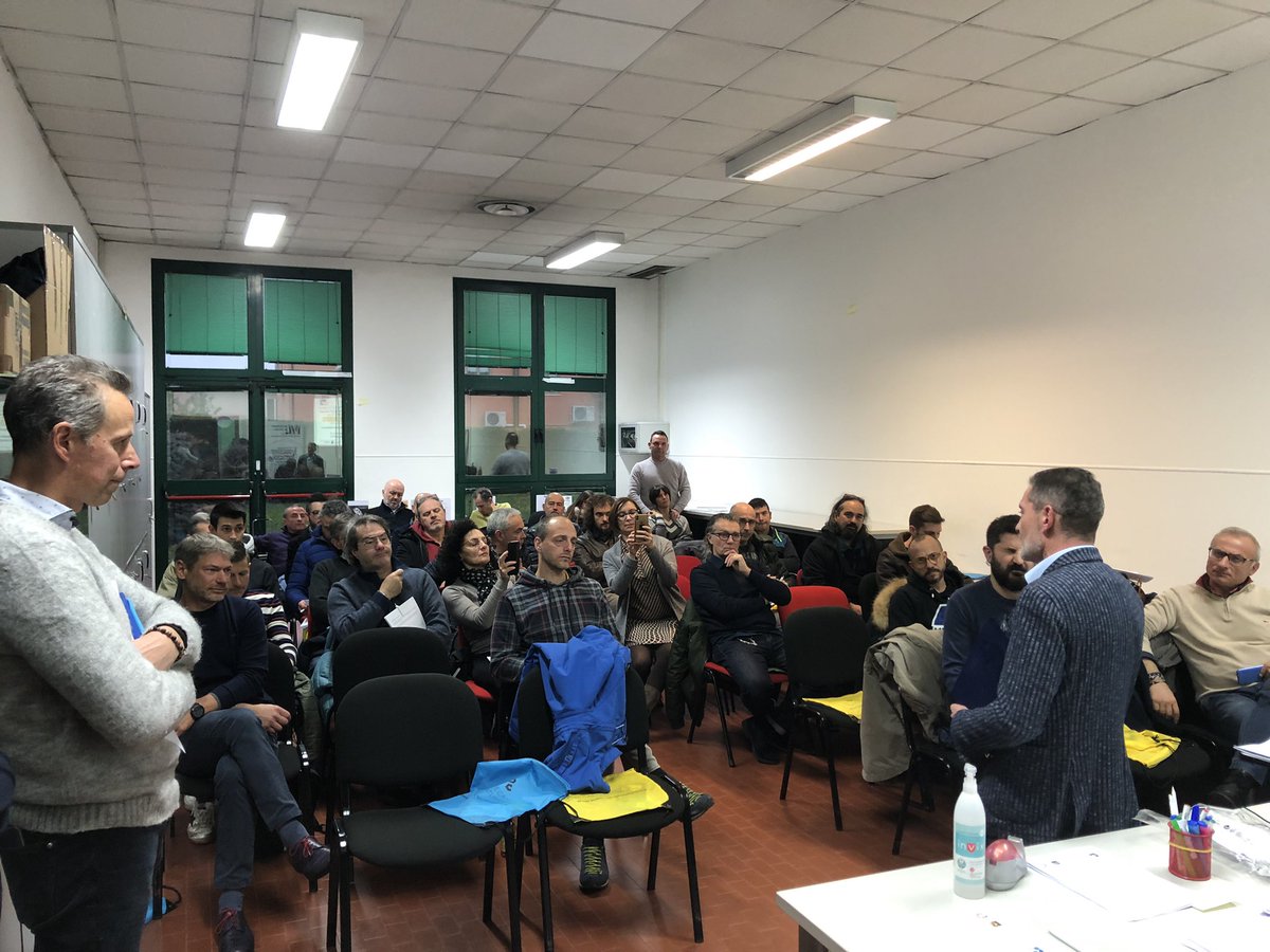 AndreaSaviane1's tweet photo. Al corso ‘quali opportunità x ampliare i propri servizi’ workshop su tecniche avanzate di incollaggio con #svig #politecnicocalzaturiero #Ivl @ConfartVeneto il presidente #calzolai20 #Matera consegna targa a past president @paridegeroli https://t.co/vRAnOdjMgc