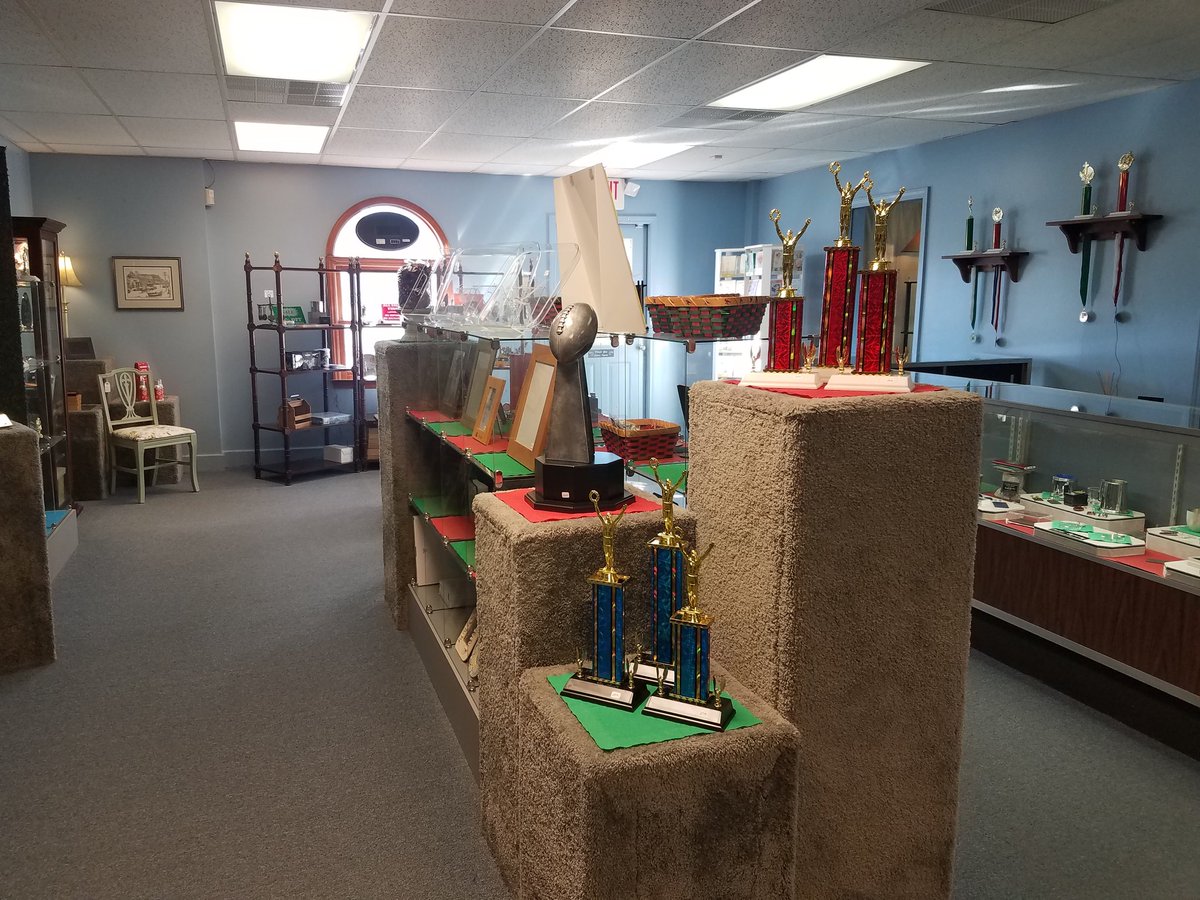 BullocksEngrave's tweet image. A peek at the showroom.  Order now for Christmas!

#BullocksEngraving #engravedgifts #ChristmasGifts