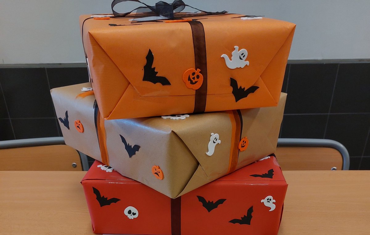 EstherLeft's tweet photo. Mañana (por fin!!) es la entrega de premios del concurso literario que convocamos en el #IESAlbal por #Halloween. ¡¡Son cajas sorpresa!!🎃
#Alballoween #EscrituraCreativa https://t.co/F22LzxMhzn