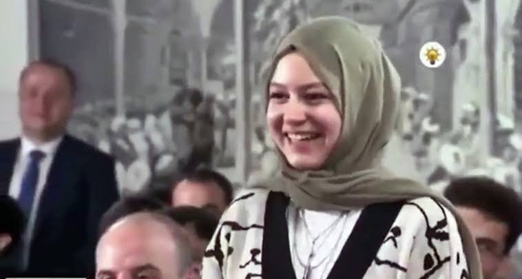 AKP'li Genç: "Yamaç paraşütü pisti projesi yapılabilir mi?"

Erdoğan: "Çok tehlikeli bir spor o ya."

AKP'li Genç: "Ulu önderimiz Atatürk 'İstikbal göklerdedir' demişti ama."

Erdoğan: "Kızım, o paraşütle uçmayı demiyor ya."