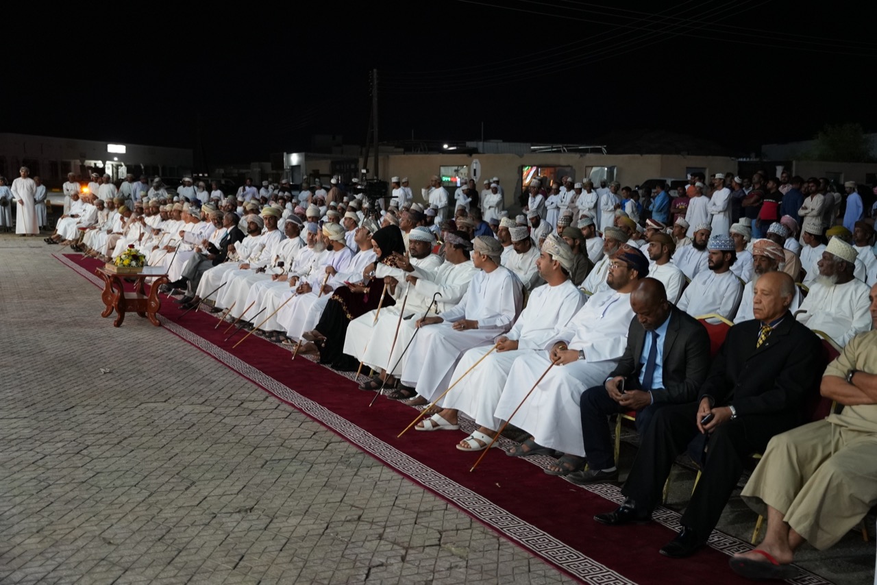  #يحدث_الآن إزاحة الستار عن أكبر باب بيئي بارتفاع (18) متر مصنوع من مخلفات سعف النخيل ومخلفات البلاستك والإعلان عن دخوله #موسوعة_جينيس من صنع شركة عُمان بي في سي بولاية #إبراء ، تحت رعاية #محافظ_شمال_الشرقية بحضور ممثل عن الموسوعة وعدد من مسؤولي المؤسسات الحكومية والأهالي 