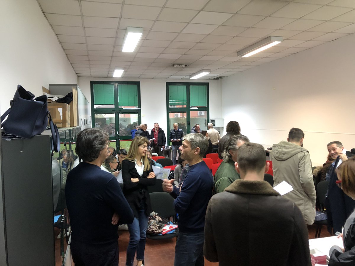 AndreaSaviane1's tweet photo. Il presidente regionale calzolai #IvoGottradi apre il corso ‘quali opportunità x ampliare i propri servizi’ workshop su tecniche avanzate di incollaggio con #svig #politecnicocalzaturiero #Ivl @ConfartVeneto https://t.co/rt300a8ZZR