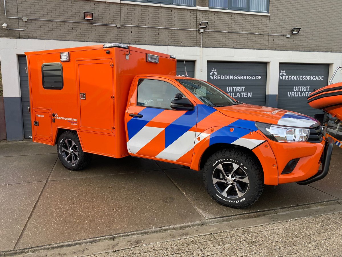 RaadvanVelsen's tweet photo. Op 26 november bracht een aantal raadsleden  een werkbezoek aan de IJmuider reddingsbrigade. Zij werden door het bestuur van de reddingsbrigade bijgepraat. 
De raadsleden overhandigden symbolisch de sleutels van de nieuwe strandambulance en nieuwe reddingsboot aan het bestuur. https://t.co/kSB3mGvPeR
