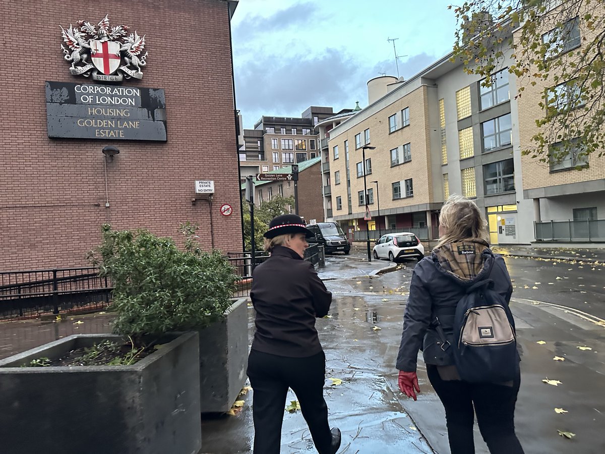 twocitiesnickie's tweet photo. Pleased to walkabout on the #GoldenLane Estate with @CityPoliceCmsr, Angela McLaren, and Tracy and Jacqueline, committee members of the Golden Lane Estate RA, @goldenlaneEC1. 

Lots of issues were raised including anti-social behaviour and drug dealing hotspots. #TwoCities https://t.co/v8WuAcqKeG