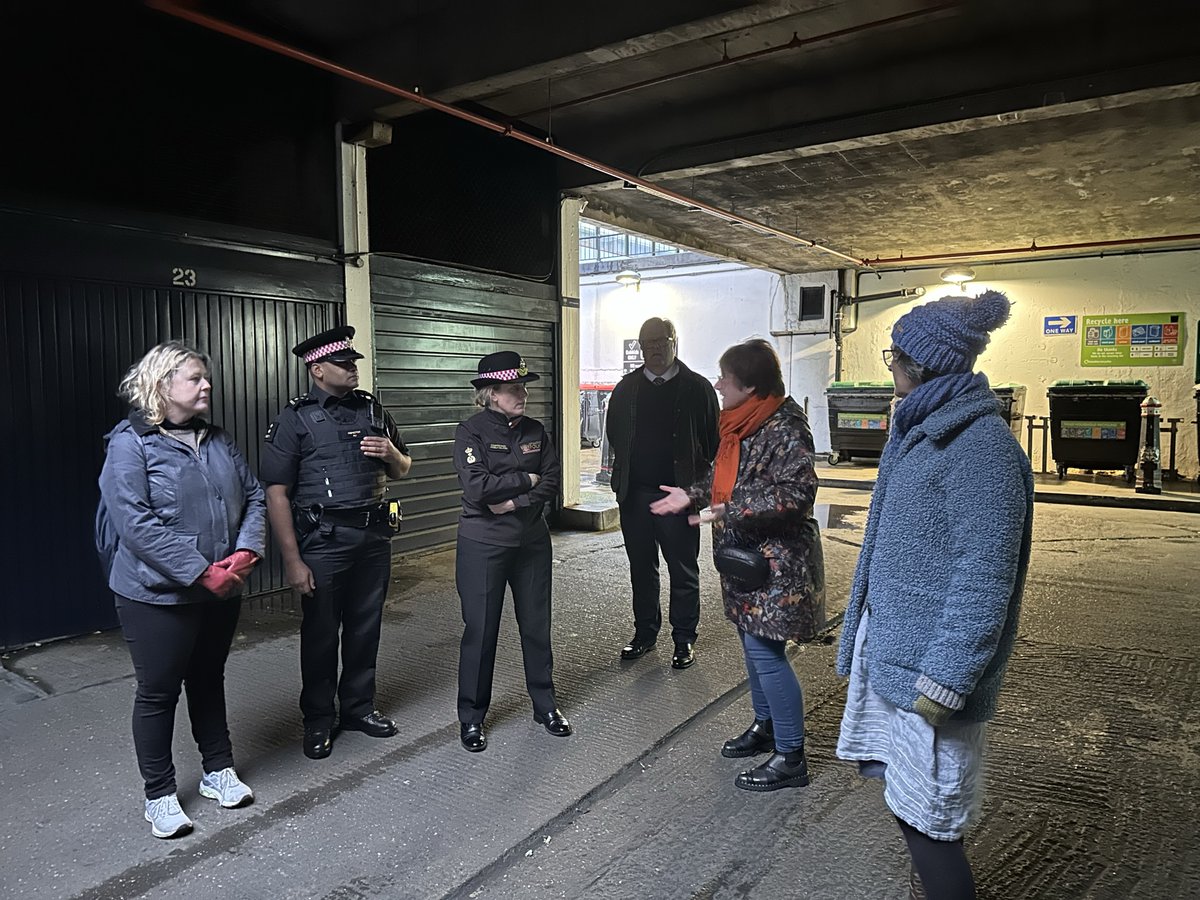 twocitiesnickie's tweet photo. Pleased to walkabout on the #GoldenLane Estate with @CityPoliceCmsr, Angela McLaren, and Tracy and Jacqueline, committee members of the Golden Lane Estate RA, @goldenlaneEC1. 

Lots of issues were raised including anti-social behaviour and drug dealing hotspots. #TwoCities https://t.co/v8WuAcqKeG