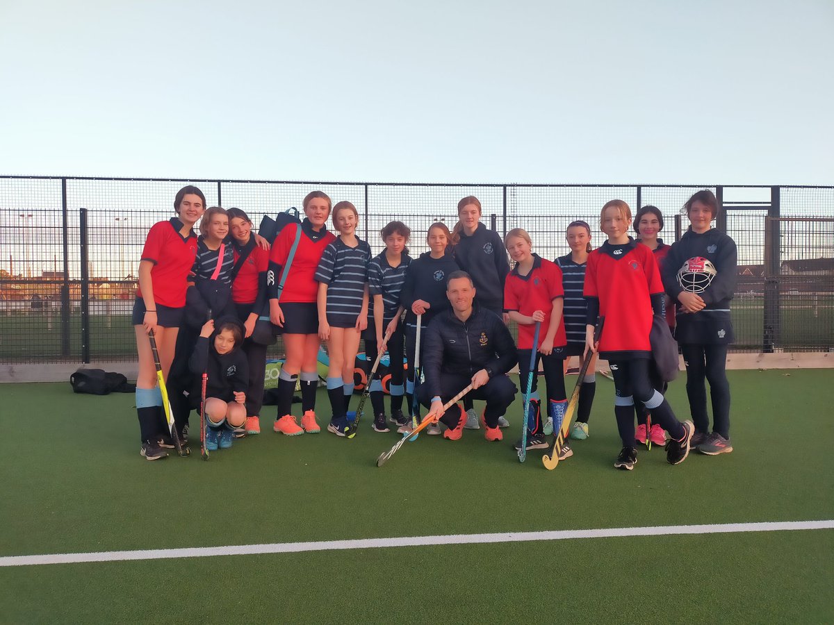 Thank you, Mr. Halkett, Olympian & Director of Hockey at Strathallan School, for a Q&A session with some of our senior pupils this afternoon, followed by a 🏑 training session with the senior girls. 
#BeChallenged
#BeOutstanding
@ScottishHockey 
@strath_sport