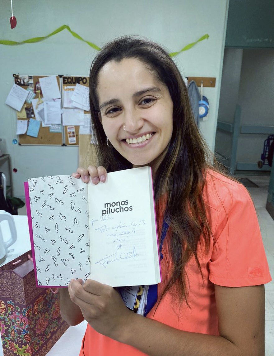 valegomezf1's tweet photo. Me muero que hoy estoy de cumpleaños y me regalaron el libro de la @noestoycreici y autografiado🥹❤️ como te quiero como te adoroooooo https://t.co/WJ08CvSriO