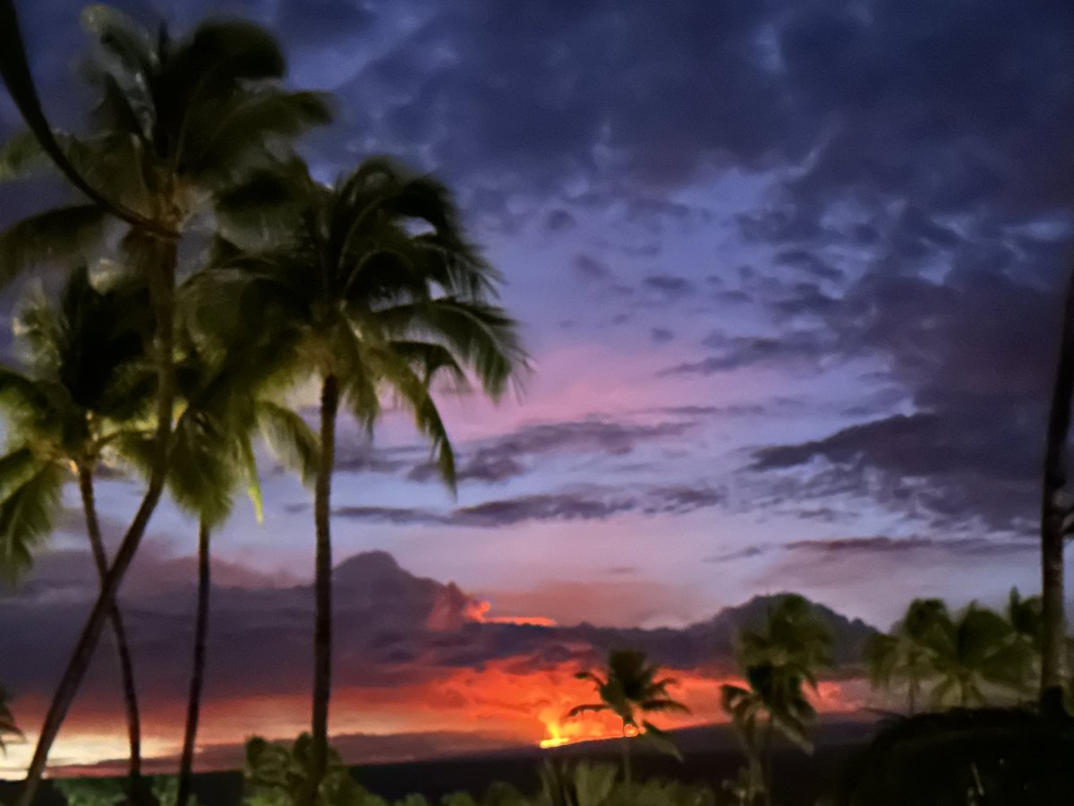 pfranci2's tweet image. Mauna Loa erupting at sunrise is literally the most amazing thing I’ve ever seen