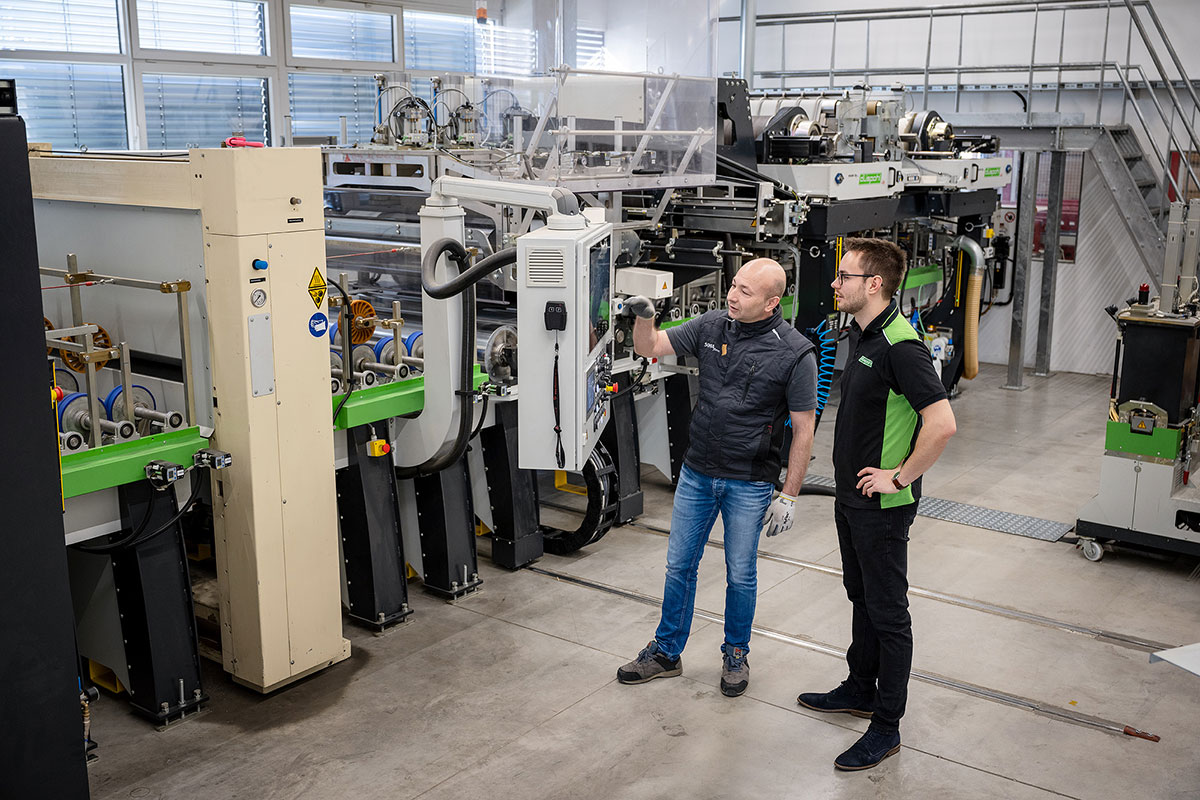 CeflaFinishing's tweet photo. Watch the video of #Duespohl’s latest Case Study and find out how a 1400 laminating line can be managed by 1 operator. #ceflafinishing #MakingYourLifeBetter
🎥 https://t.co/QN2JtO3RF1 https://t.co/MSxhXBf7yJ