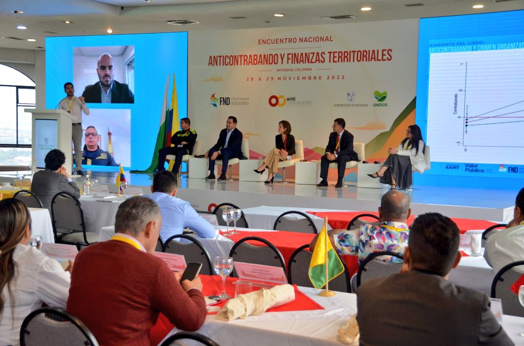 Policiantioquia's tweet image. Con @PoliciaAduanera participamos en el panel del lanzamiento del libro &apos;Estrategias anticontrabando y crimen organizado&apos; de @FNDCol. #DiosYPatria #TodosContraElContrabando