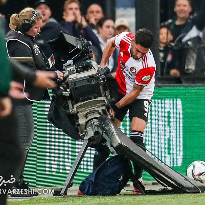 ZahraHamidia's tweet photo. On the left American football player, McKennie wipes his sweaty hands on a photographer’s bib

On the right Iranian football player, Alireza Jahanbakhsh helping the camerawoman to fix the cart

#IranvsUSA https://t.co/BOuIl0PGqd