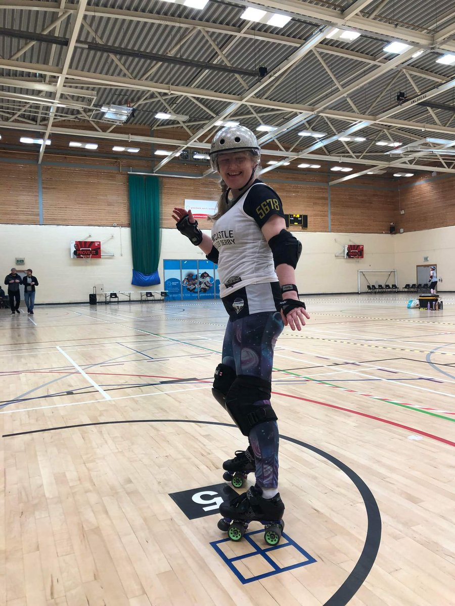 Massive shout out to <a href="/5thBlockerSkate/">5th Blocker Skates</a>! On Wednesday disaster struck when wor Darcey's plate broke during practice. With a game in Liverpool on Sunday, time was of the essence!!
Thankfully Lawless sorted her out - check out her new set-up Kat is admiring. 
Thank you Lawless🖤💛
