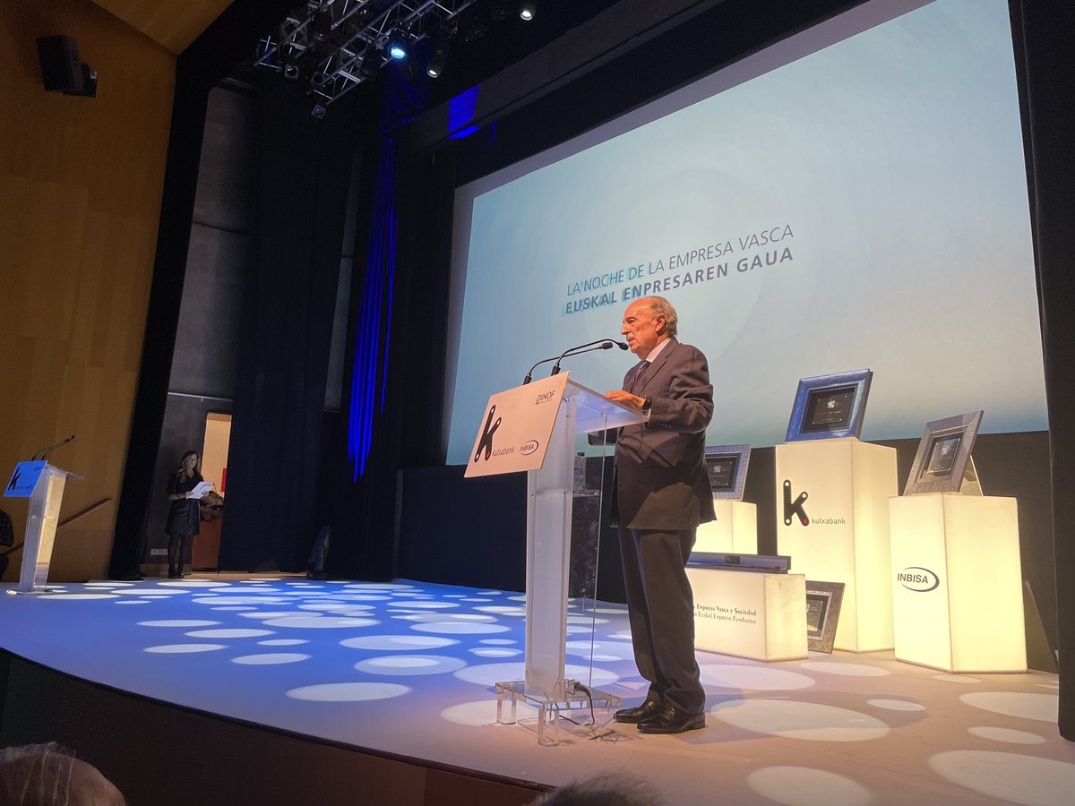 EmpresaXXI's tweet photo. Jesรบs Alberdi, presidente del jurado de #LaNochedelaEmpresaVasca โEstos premios reconocen el arrojo de los empresarios que han sido capaces de abordar todo tipo de crisisโ @Elkargi_SGR @Kutxabank @inbisagrupo #Dinof @COPE https://t.co/hSuTlLw8a6