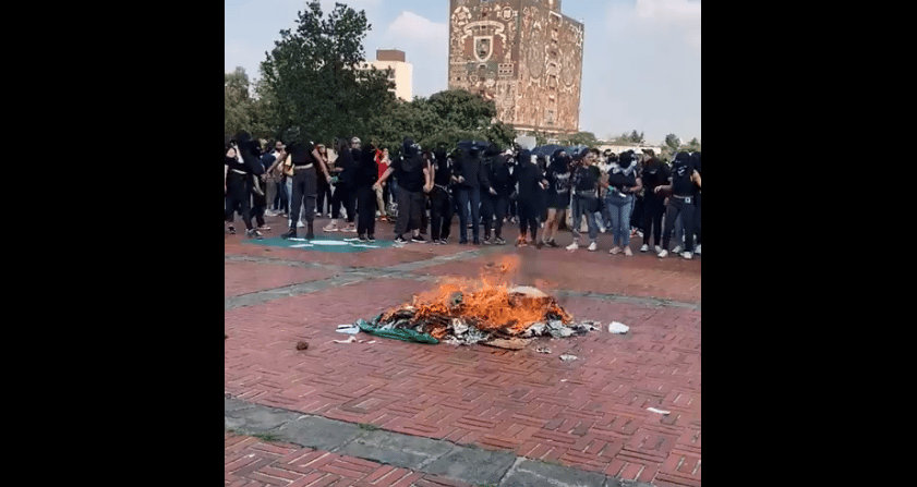 RAFAGA301's tweet photo. Muy patriota el @Canelo 
¿Por qué el Canelo no dice nada cuando las encapuchadas queman la bandea de México? https://t.co/1HU6yaVTcB