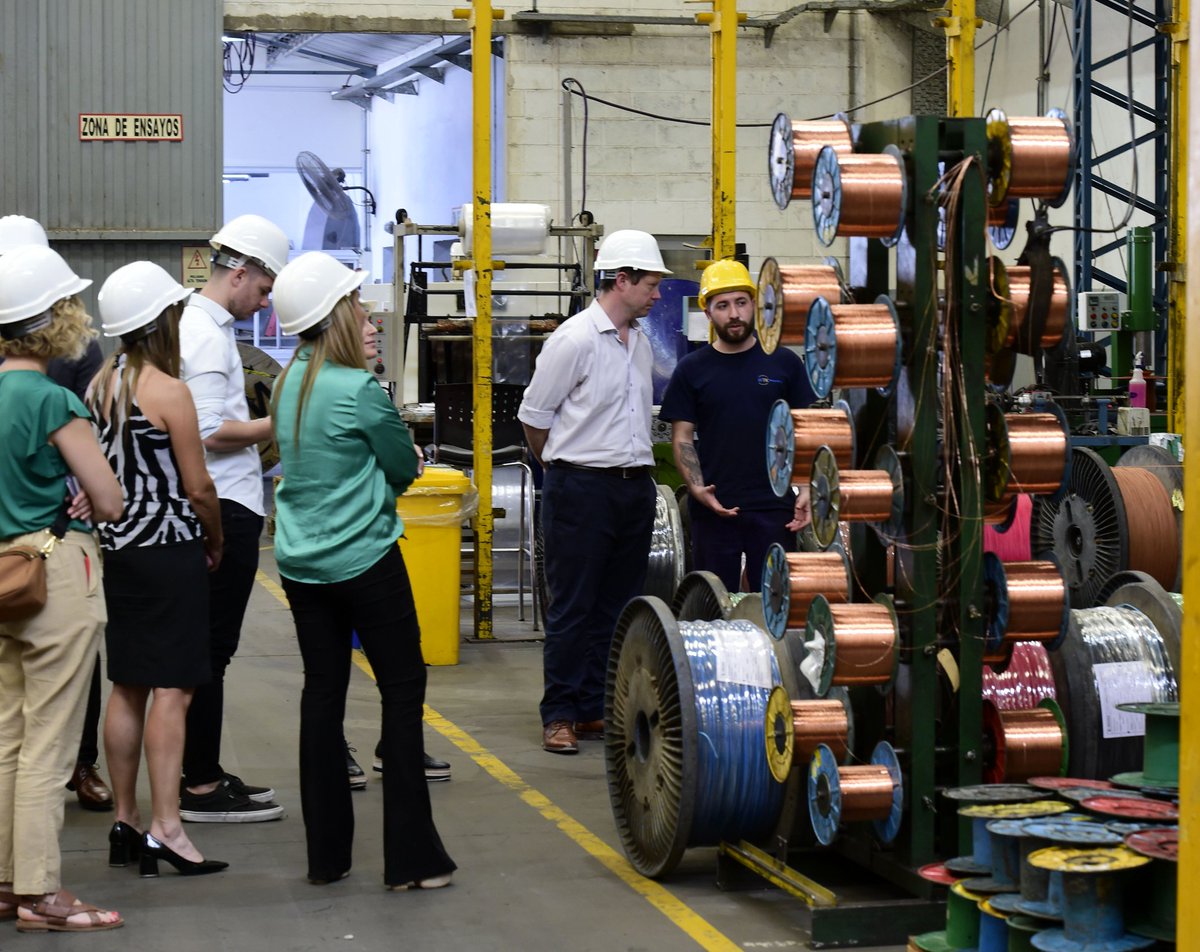 La empresa WTK Wentinck duplicará su producción de cables eléctricos y exportará por primera vez con apoyo del Banco Argentino de Desarrollo BICE.

El presidente del banco <a href="/marianodemiguel/">Mariano de Miguel</a> visitó la planta en Ezeiza para conocer el proyecto.

Nota: bit.ly/3XH9Toc