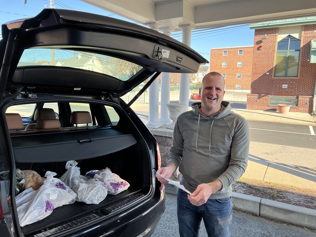 ethocare's tweet photo. Nearly 50 Ethos staff members and volunteers gathered on Thanksgiving to deliver meals, lovingly prepared by our partners at the Boston Lodge of Elks #10, to more than 250 home bound and isolated seniors throughout Boston. https://t.co/oPZviuBWNM