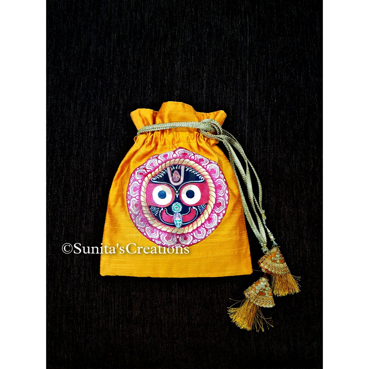 SPattachitra's tweet photo. #JayJagganath 🙏
#jagannath ji is adorned on saree with #sankh, #Chakra, #gada, #padma
What are the names #LordJagannath is called fondly by people
Write in comment
WA7008458388
#jagannath
#PuriJagannadh
#pattachitrasaree
#potlibag
#pattachitra #patachitra
#odishatourismofficial https://t.co/2luHSLHij4