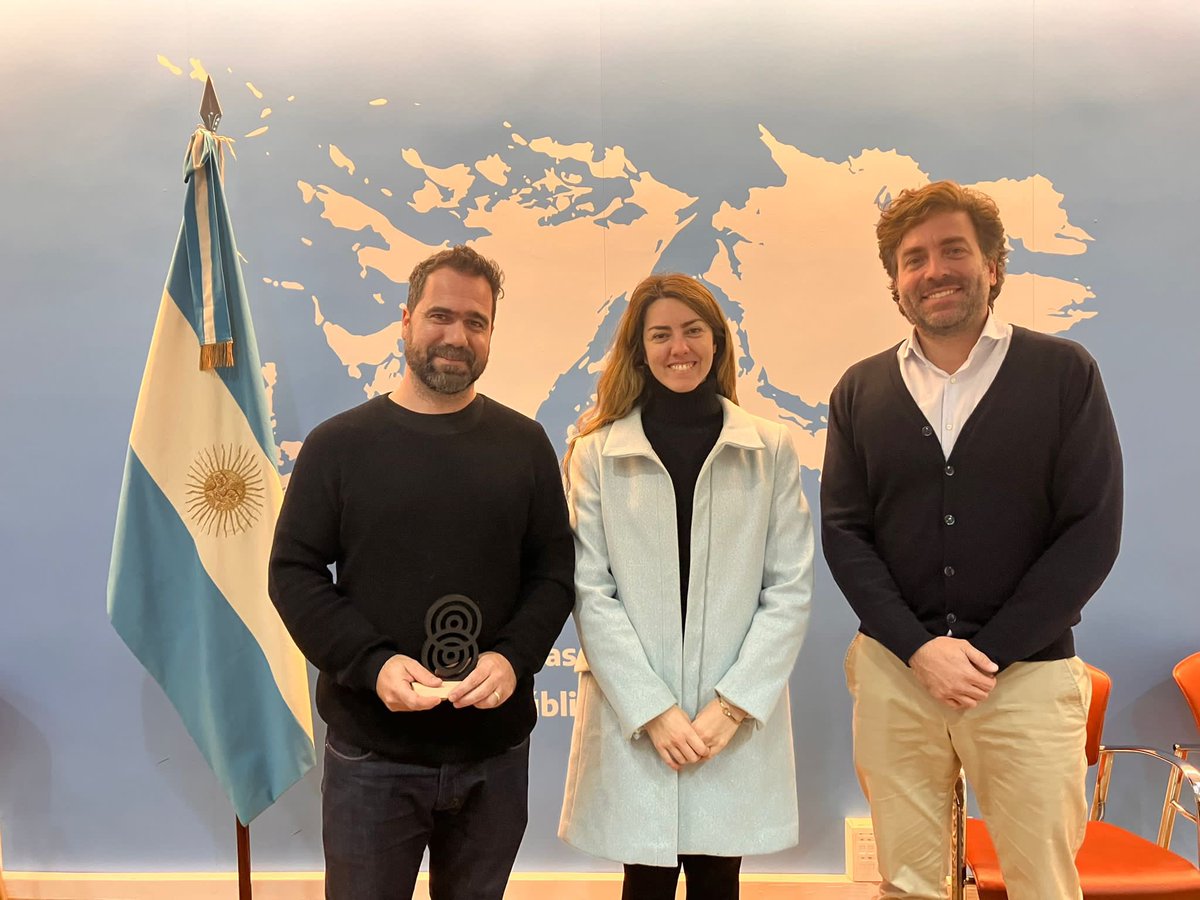 _INCLODE_'s tweet photo. Visitamos a la Embajada Argentina en España, Madrid, con motivo de haber conseguido el primer premio en la categoría Diseño &amp; Innovación de la Bienal Iberoamericana de Diseño que se llevó a cabo en ese país con el proyecto Inclode.
Gracias a Francisco Mozetic y a Ezequiel  Ávila https://t.co/RAlSyRhsAy