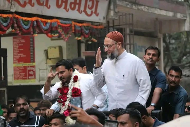KabirAIMIM's tweet photo. बैरिस्टर असदुद्दीन ओवैसी साहब ने सूरत ईस्ट विधानसभा में प्रत्याशी वसीम कुरैशी  साहब के लिए रोड शो किया।
*#owaisiingujrat VoteForKite*AimimJindabad* *#WASIM QURAISI* https://t.co/h2ufPMmvdH