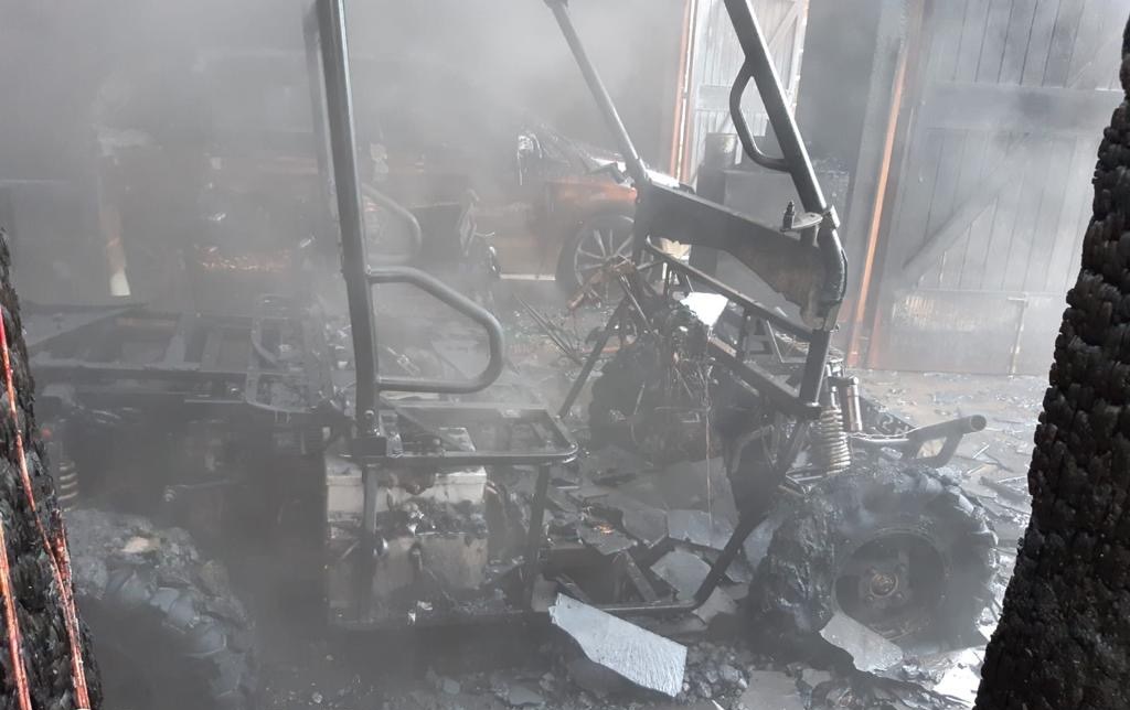 🔋 A lithium battery sparked a blaze which destroyed an electric vehicle and a garage this morning near Winchester.

Crews from <a href="/WinchesterStn30/">Winchester Fire Station</a>, <a href="/B_Waltham40/">Bishops Waltham Fire Station</a>, <a href="/whitchurch06/">Whitchurch Fire St</a> &amp; <a href="/Eastleigh32/">Eastleigh Fire Station</a> were called to the scene in the village of Bramdean.

Read more 👉 bit.ly/BramdeanBatter…