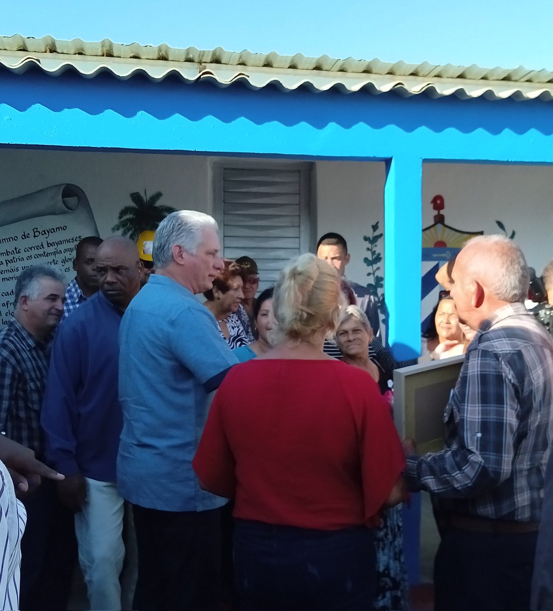 GrandaMorejon's tweet photo. En #PinardelRío @DiazCanelB en el acto nacional de inicio del curso escolar 2022-2023. Compartió  con pioneros y  trabajadores de la escuela primaria Pepito Tey  y  familias que emplearon sus viviendas como centros docentes después del huracán.
#Cuba #CubaEduca
@YamileRamosCord https://t.co/tX5r7FAw8Z