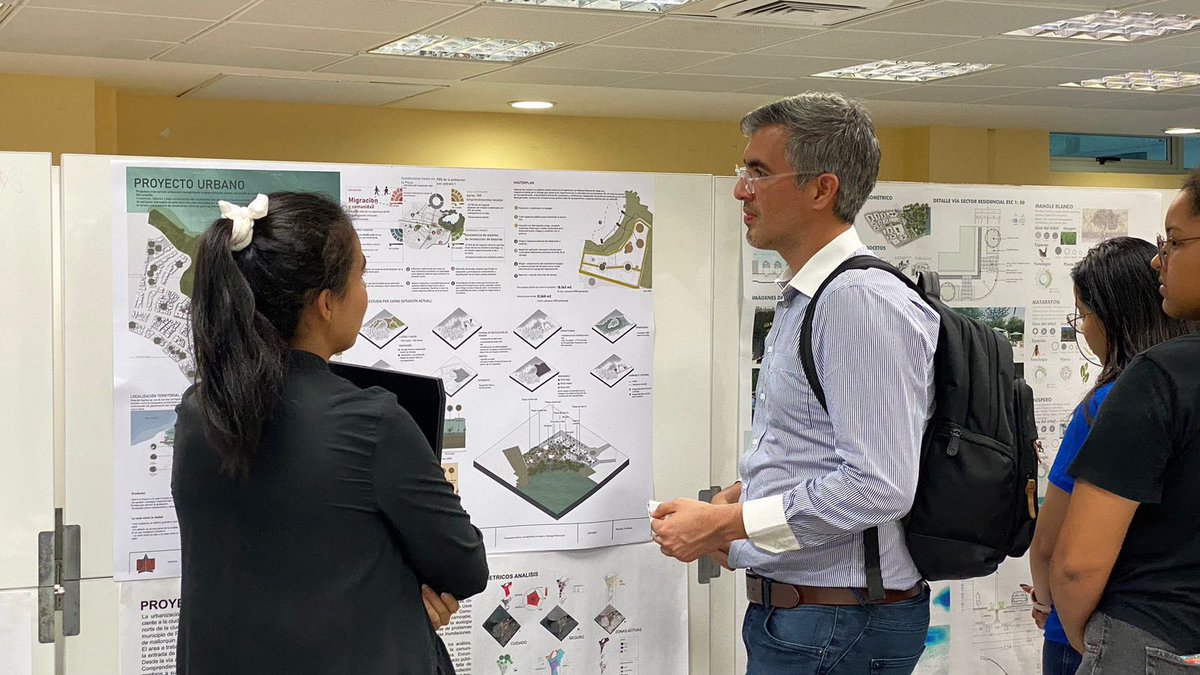 GerenciaBAQ's tweet photo. El gerente de ciudad @jmalvaradon se reunió con estudiantes de la @UninorteCO y @Onuhabitat en la exhibición de proyectos de ciudades incluyentes y comunidades solidarias. Se destacó el interés de los participantes en aportar, desde la academia, a los grandes proyectos. https://t.co/aMNPeX2rRv