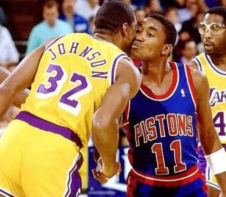 #SabiasQue Magic Johnson contó que el día en el que comunicó que tenía VIH, recibió 2 llamadas al instante 

Una fue de Larry Bird, quien le dijo que desde la muerte de su padre no se sentía así

La otra fue de Isiah Thomas, preguntándole si era gay