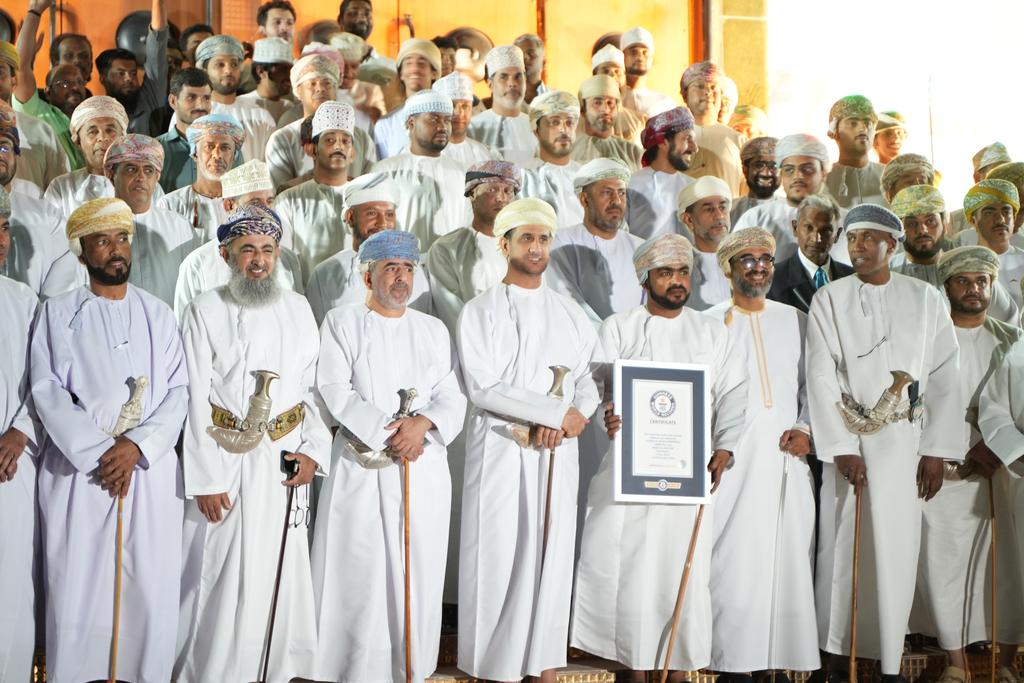  شكل الباب مستوحى من التراث العماني القديم يوجد بالباب عدد (2) أبواب صغيرة مستوحاه من باب قلعة نزوى أما زخرفة أنف الباب مستوحاه من باب بيت الشيخ العلامه القاضي سعود بن حميد آل خليفين ، يسمى الجزء العلوي من الباب (الدامغ) والجزء السفلي (رز الباب) اما القطع على الجانبين (المانية)