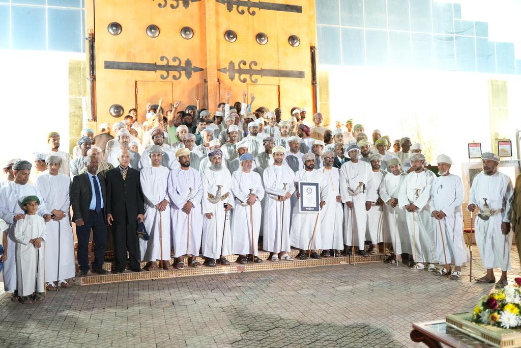  شكل الباب مستوحى من التراث العماني القديم يوجد بالباب عدد (2) أبواب صغيرة مستوحاه من باب قلعة نزوى أما زخرفة أنف الباب مستوحاه من باب بيت الشيخ العلامه القاضي سعود بن حميد آل خليفين ، يسمى الجزء العلوي من الباب (الدامغ) والجزء السفلي (رز الباب) اما القطع على الجانبين (المانية)