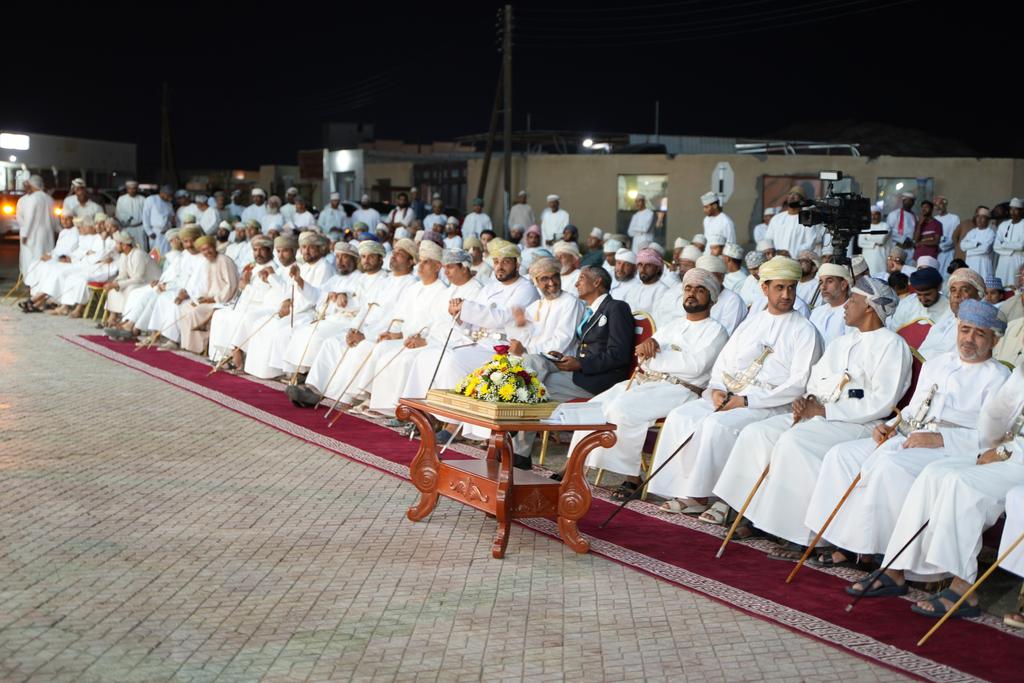  شكل الباب مستوحى من التراث العماني القديم يوجد بالباب عدد (2) أبواب صغيرة مستوحاه من باب قلعة نزوى أما زخرفة أنف الباب مستوحاه من باب بيت الشيخ العلامه القاضي سعود بن حميد آل خليفين ، يسمى الجزء العلوي من الباب (الدامغ) والجزء السفلي (رز الباب) اما القطع على الجانبين (المانية)