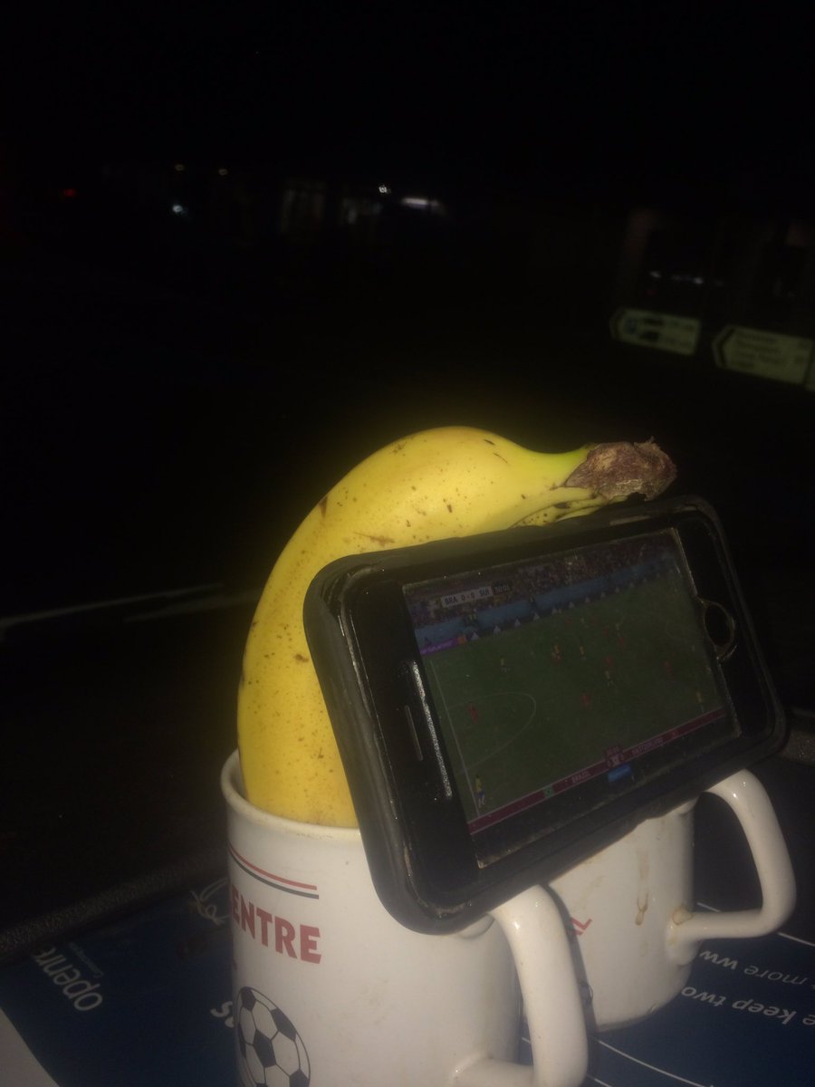 ManCalledCzar's tweet photo. Using bananas and cups as a makeshift phone holder 👍 #TopEngineer https://t.co/zvDTvhCDCG