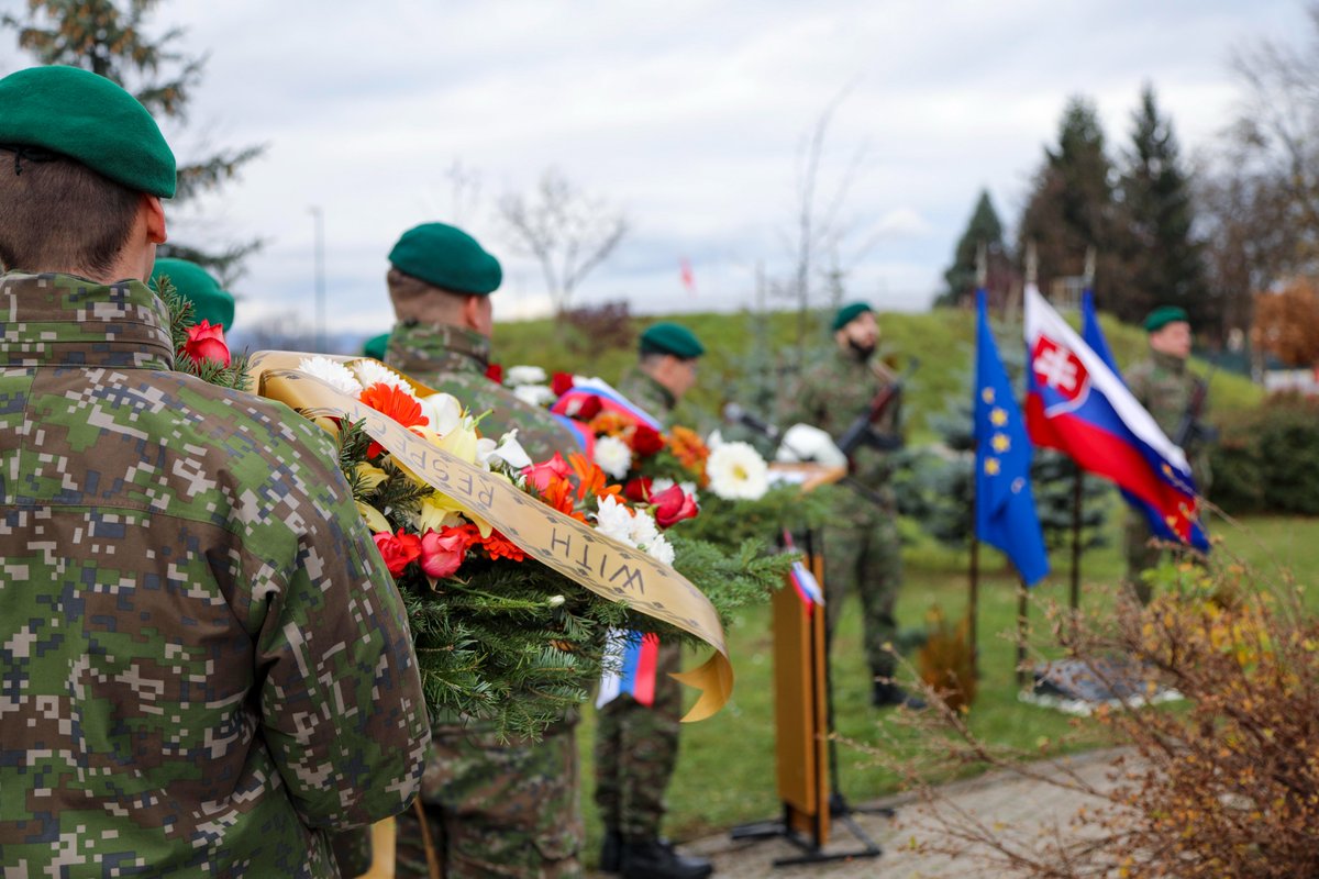 SlovakEmbBiH's tweet photo. Fight for Freedom and Democracy Day (Nov 17) was marked by members of #SLOVCON in @euforbih by:
🔹wreath laying ceremony in memory of 🇸🇰 soldiers who died in peacekeeping missions in 🇧🇦
🔹holding a reception in camp Butmir organized by members of the 🇸🇰&🇨🇿 contingents in #EUFOR https://t.co/k4BLVZqt8S