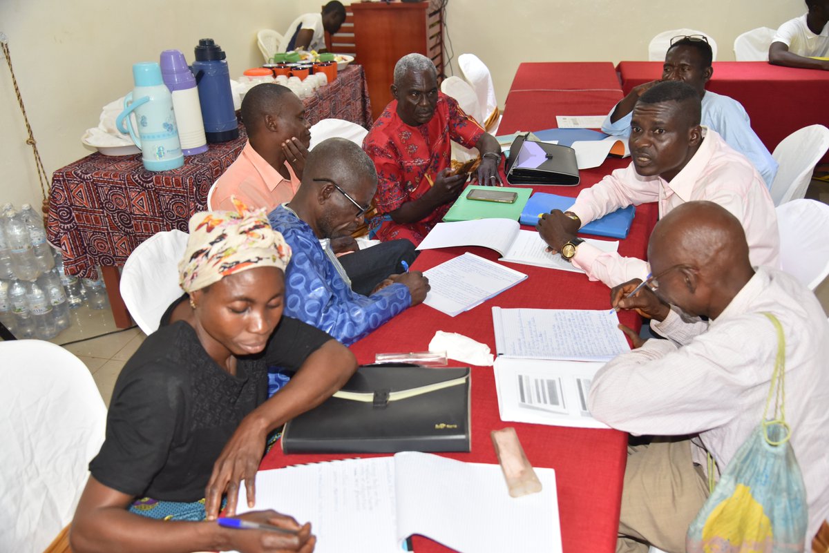 Mandela_PAPEUR's tweet photo. La diversification des activités économiques des 3⃣5⃣coopératives mises en place par #PAPEUR avec le #Fondsbekou passe par la formation de leurs administrateurs et conseils de surveillance🤩
🇨🇫Mbaïki, Pissa, Ouango, Boali, Damara et Sibut. https://t.co/nveC3012xD