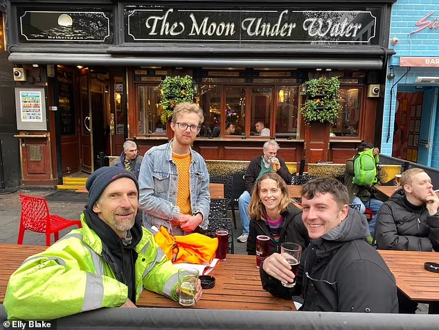🚨 BREAKING: SOME PEOPLE HAVE A PINT

🍺 Four #JustStopOil supporters stopped off for a drink at a pub today after around 80 police officers and 6 police vans followed them on a walk around London

#FreeLouis #FreeJosh #CivilResistance #A22Network #NoNewOil #EnoughIsEnough #COP27