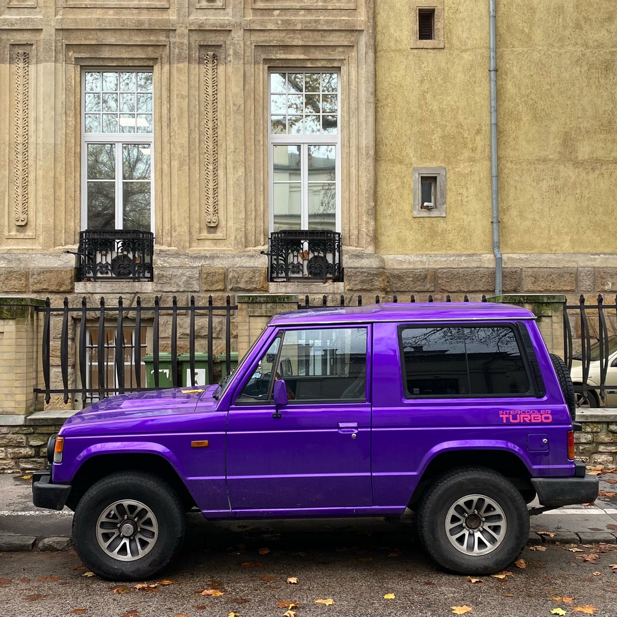 No more boring colours
Mitsubishi Pajero (1st gen, 1992) spotted in Budapest.
#MitsubishiPajero #Pajero 
@GeorgeCochrane1 @addict_car @MitsubishiUK @mitsucars