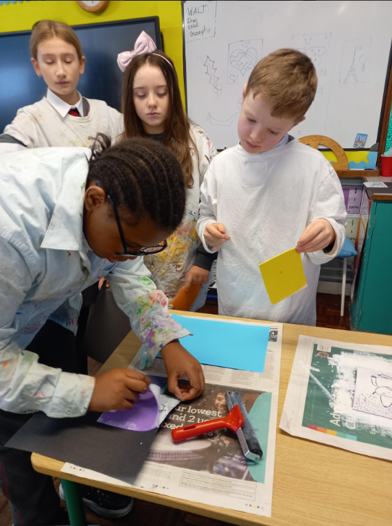 ScoilChaitBaggo's tweet image. Printing in 6th Class
Sixth class has been working hard designing and creating their own stamps. Recently they used these to print pictures. We look forward to seeing their artwork decorating the walls of our school soon. 

scoilchaitrionabaggotstreet.ie/printing-in-6t…