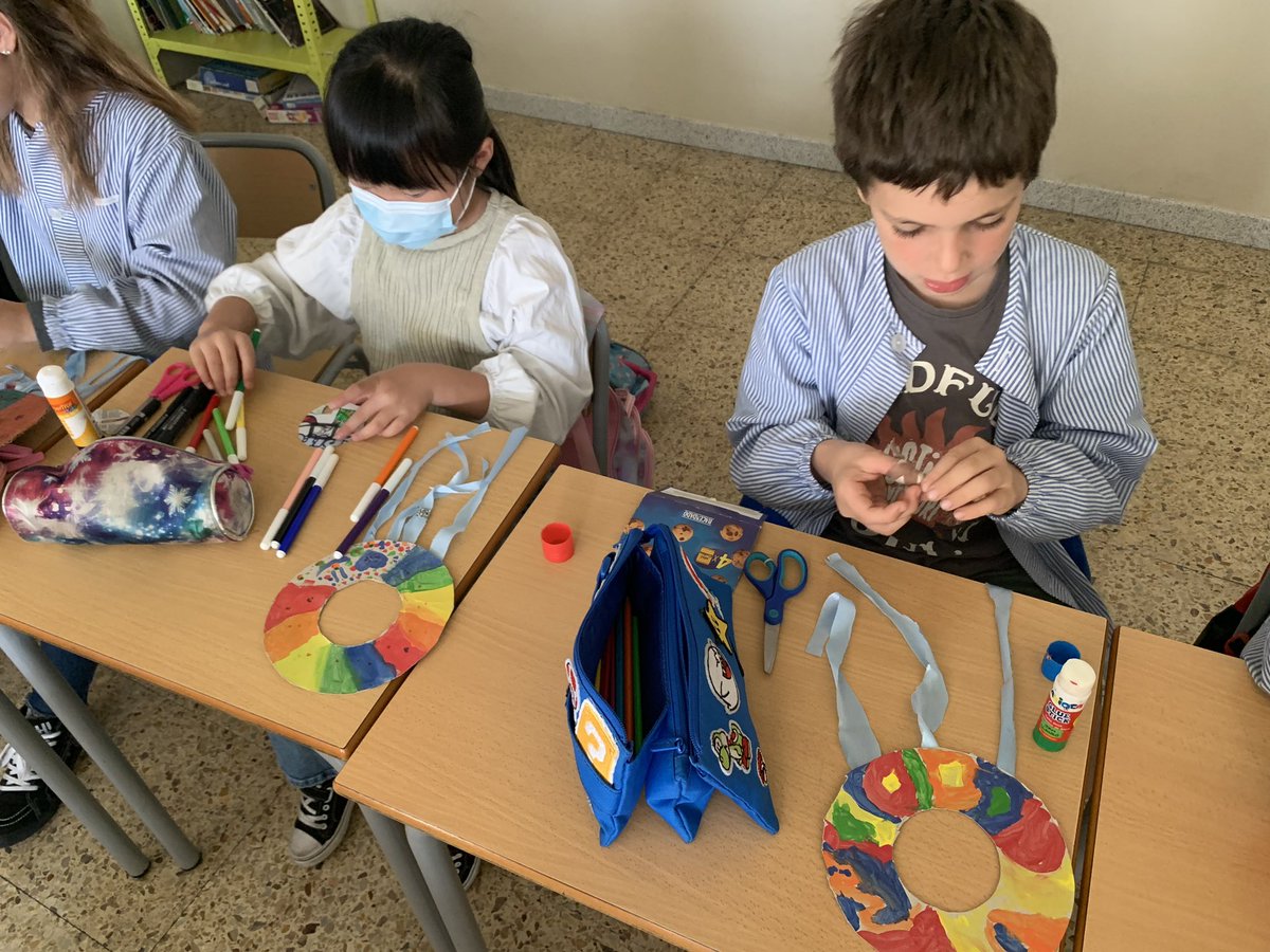 Escola_EMDN's tweet photo. A l’aula viva d’Art Attack de #2nprimària els nens i les nenes han fet un atrapasomnis per penjar a la seva habitació. Han fet servir cartró que tenien per casa i han afegit algunes decoracions. Han quedat molt macos! #escolaemdn #escolapetitagransomriure https://t.co/3e4AlxqPTI