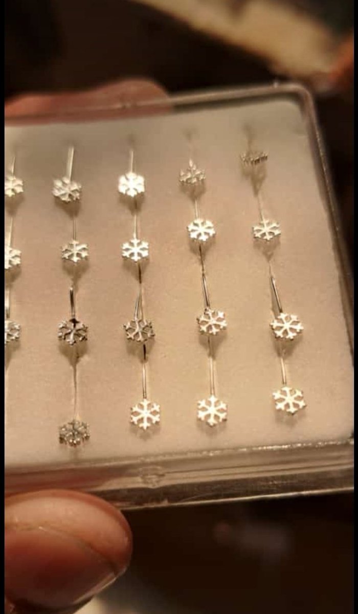 يعنيي انتو متخيلين الزمامات قاعده قداميي ولا بقدرر اجربه😭😭😭
الاهل الصعبين مشكلة( الله يخليهم لينا) ♥️
المهم ي بنات الزمامات حلوه ششديد وبتعاين لي وبعاين ليهاا م نفسكم تشترو؟! 🥺