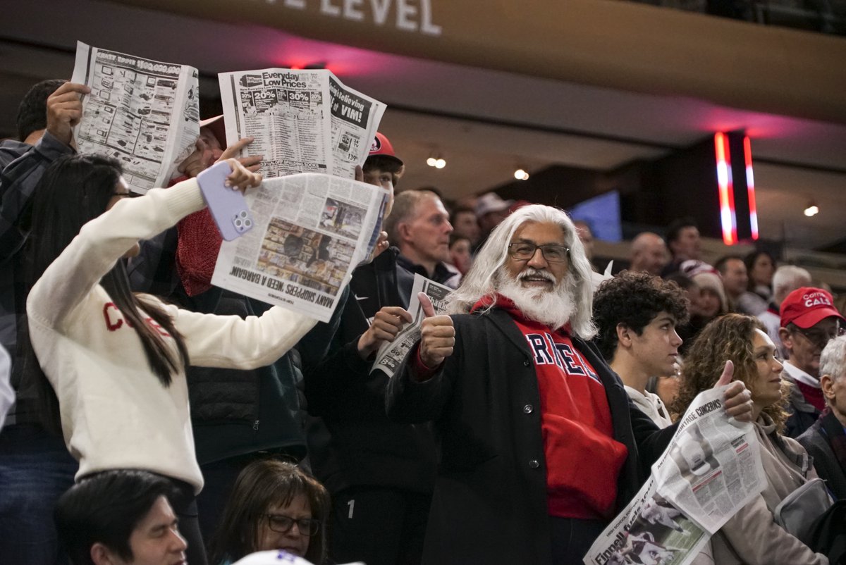 CornellAlumni's tweet image. The Cornell men's ice hockey team put on A SHOW at The Frozen Apple in Madison Square Garden! We had a great turnout of passionate Cornellians cheering them on to victory! #FrozenApple