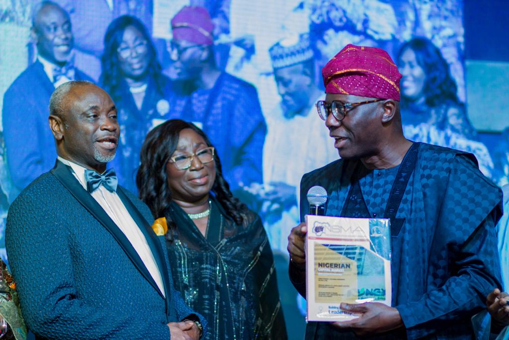 Presentation of the Nigerian Stock Market Annual (NSMA), to the Governor of Lagos State, His Excellency, Governor Babajide Sanwo-Olu at the 2022 Pearl Awards Nite. 
#pearlawardsat25