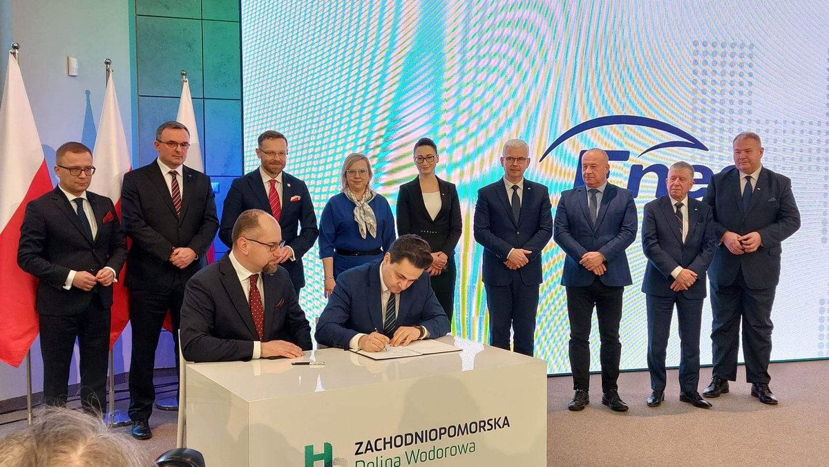 Grupa_Enea's tweet photo. #Szczecin 📍 Zachodniopomorska #DolinaWodorowa staje się faktem. #Enea i #EneaOperator wśród podmiotów, które będą tworzyć warunki do rozwoju technologii #Wodór. Obie spółki wspierają już inicjatywy i badania w tym zakresie. #EneaNews ➡️ https://t.co/AAnhXPmfLu #TransformacjaEnei https://t.co/icfLiV51yz