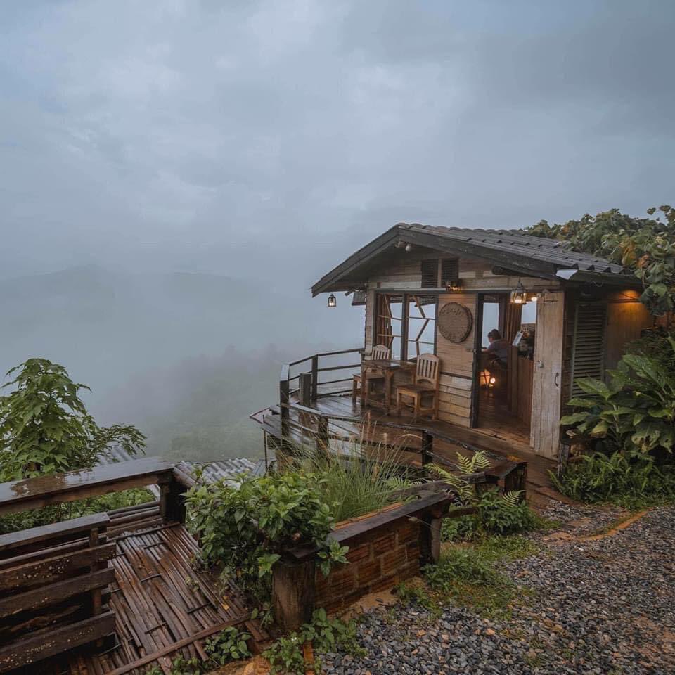 Bazen kendine gelmen için başkalarından gitmen gerekir. Uzaklaşmak, özgürlüktür.