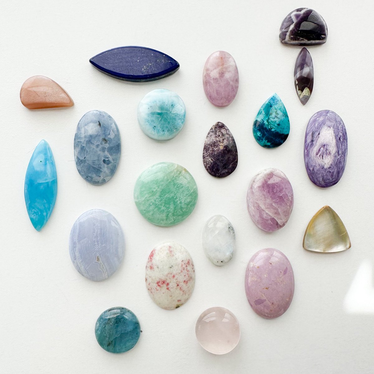 mildhippie's tweet photo. the crystals        ❄️⛸️🧞       the pendants

“winter wonderland” collection coming to my shop December 2nd at 4pm eastern time https://t.co/JHjL1xFY1Y