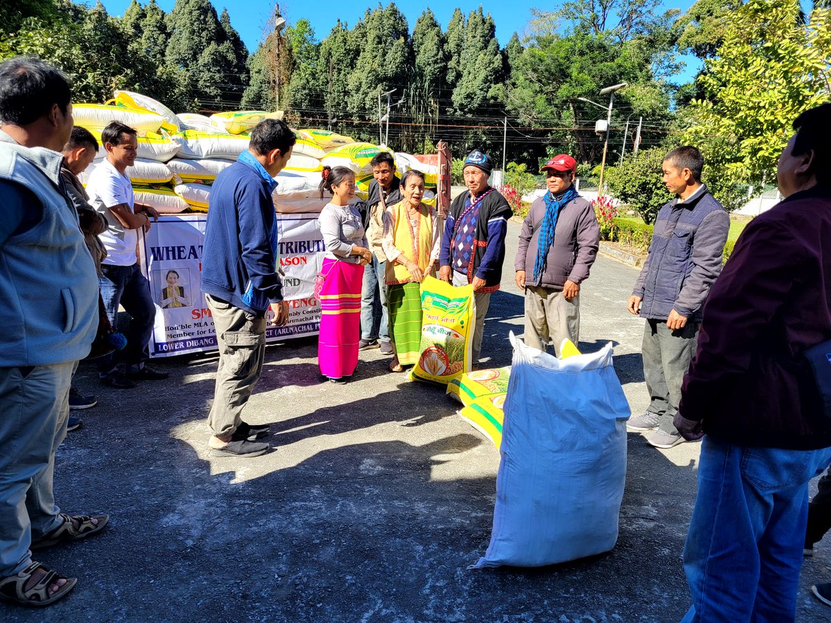 ToktilM's tweet photo. Dambuk HMLA Smt Gum Tayeng Madam distributed 40 quintals of Wheat seeds &amp; Biofertilizers to the farmers of Bizari Village under 42nd Dambuk A/C procured through her MLA LAD fund. 

This is a pilot project on trial basis to promote innovative cultivation of Wheat on cluster basis. https://t.co/2bZ54pWAjz