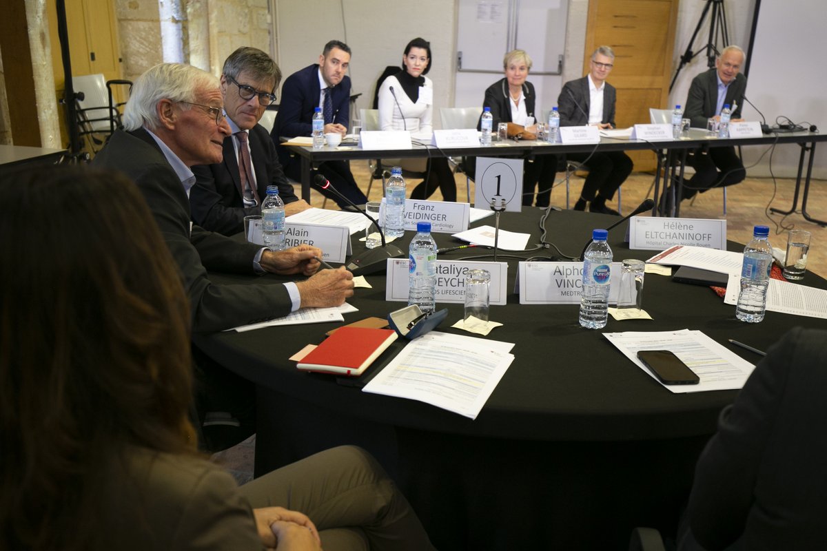 Last week, @escardio Cardiovascular Round Table united cardiologists, industry partners, regulatory experts, patients & the ESC Board to talk #DeviceInnovation. Why? Because better clinical practice & pt outcomes require collaboration & determination from everyone. #cardiotwitter